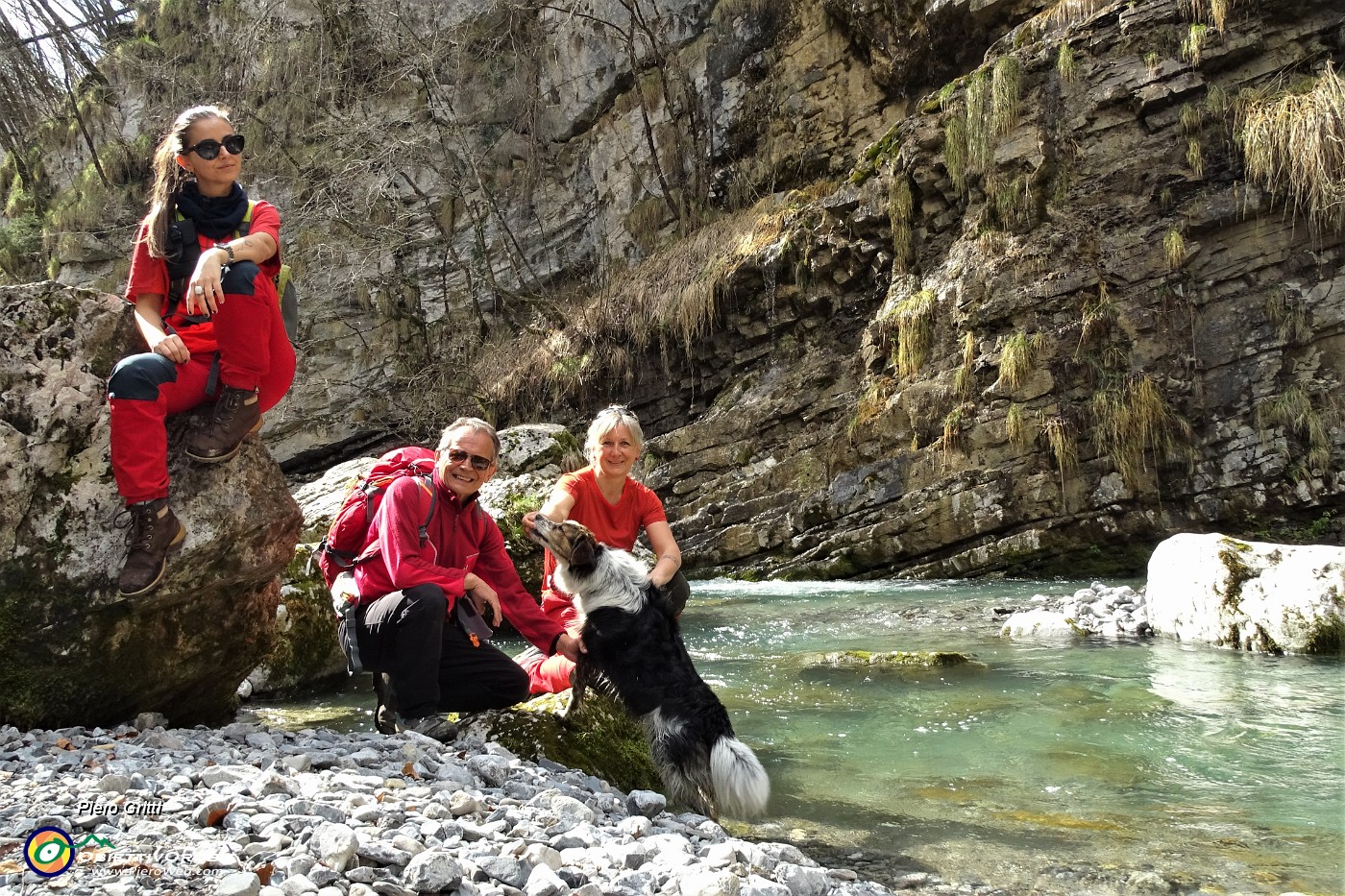 60 L'acqua ferruginosa entra nel torrente Enna, ben carico d'acqua .JPG